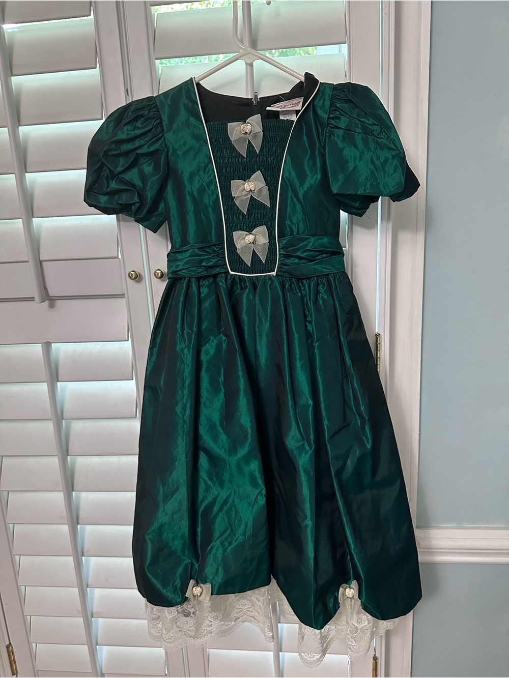 Classic Emerald Green Girls' Holiday Party Dress with Decorative Bows